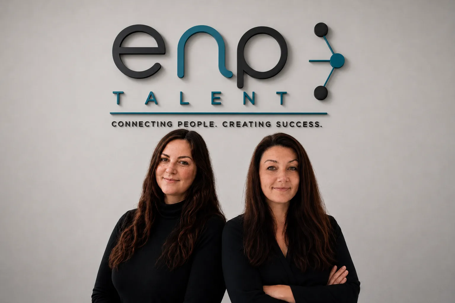 Das Team von ENP Talent vor der ENP-Logo-Wand